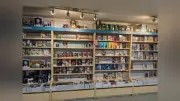 チェコで人気の日本文学、猫とコーヒーと本の「癒やし」イメージ