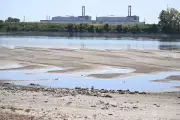 ドナウ川の水位低下で原発停止や船の運航停止相次ぐ