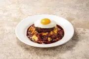 デニーズ初の「お月見フェア」開催、黒麺ガーリックライスや月見バーグなど全8商品