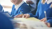 デジタル教科書は危険？東大教授が語る北欧の紙回帰の理由