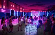 横浜赤レンガ倉庫で夏限定「ディスコ」イベント初開催、石野卓球ら出演