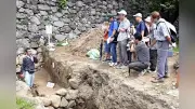 津城跡で「犬走り」発見、現地説明会に市民ら