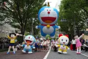 『ドラえもん』バースデーパレード開催、どら焼きポシェット姿の子どもたちが六本木を練り歩く