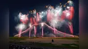 東京・江戸川区花火大会が1日夜に開催、約1万4000発の花火が夜空と川面を彩る、今年51回目を迎えた