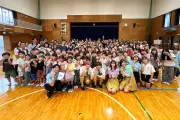 小学生親子3000人が24時間ドミノ挑戦、内村光良がエール