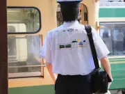江ノ電のビラボンコラボ制服が夏仕様に、背中に湘南刺繍で話題