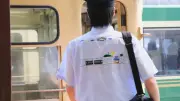 江ノ電×ビラボン夏制服リニューアル 背中に湘南刺繍で乗務員着用