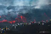 エトナ山噴火で観光客殺到、地元ガイドが軽装や単独登山に警告