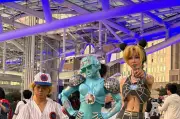 家族のコスプレ7年で大変化 母はスタンドに