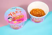 ファミリーマート、「スワイシーブルダック炒め麺BIGカップ」を先行発売