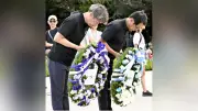 ピースマッチ前に両社長が原爆慰霊碑へ献花　サンフレと川崎