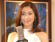 元モー娘。飯田圭織、夏休みの近影公開に「美魔女」の声