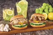 フレッシュネス秋の定番『マッシュルームチーズバーガー』、2種のぜいたくソースで登場