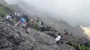 富士山「弾丸登山なくなった」 外国人多く軽装注意、ロープ外で中国国旗動画も