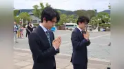 藤井聡太竜王、長崎で王位戦前に平和公園訪問 伊藤二冠と路面電車見学