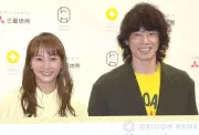 藤本美貴＆庄司智春、真っ赤なオープンカーでアロハ姿の夫婦ショット公開