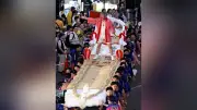 福島わらじまつり開幕、大わらじが威勢よく練り歩く