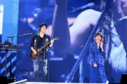 福山雅治ツアーファイナルにB'z稲葉浩志サプライズ登場、3万5000人熱狂のデュエット