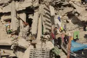 イスラエル軍がガザ地区の複数の住宅を攻撃し13人死亡、ハマスの合意表明にもかかわらず空爆続く
