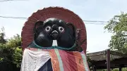 信楽駅前の大たぬきが近江商人姿に衣替え、伝統産業PR 9月27日まで