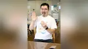 聞こえない両親のもとで育った尾中さん、手話と声の架け橋に