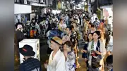 郡上おどり徹夜おどりが始まる 浴衣姿で輪になり手拍子響かせる