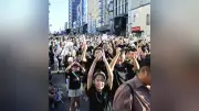 函館港まつり市民パレードにTERUさん、松岡昌宏さん参加