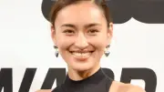 長谷川潤、13歳長女との顔出し親子2ショットに「脚長過ぎ」「スタイル抜群」の声