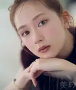 畑芽育、『美的』10月号で深色リップ×透明感の秋メイク披露