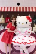 Her lip to×ハローキティ初コラボ、代官山にポップアップストア 小嶋陽菜と2ショット公開