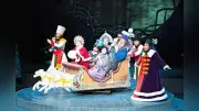 林光オペラ「森は生きている」新国立劇場で上演、演劇的発声とオペラの両立が光る