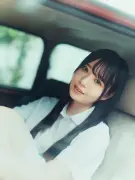 日向坂46最年少・坂井新奈、夏の爽やかグラビアでニコニコ笑顔