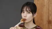 日向坂46小坂菜緒、故郷・大阪でリラックスした姿を収めた『B.L.T.10月号』表紙・巻頭グラビアが公開