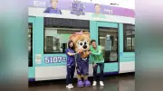 広電「レジーナ電車」今季運行開始 選手の写真や録音アナウンスで応援