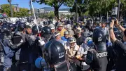 広島・鎮魂の日、中核派デモと機動隊の攻防 市民から「がんばれ」の声