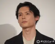 松村北斗＆今田美桜『白鳥とコウモリ』舞台あいさつ 松村が岸善幸監督に「大好きです」、返事に「成立です」
