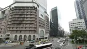 家計の利子・配当所得増加、メリハリ消費で百貨店株堅調