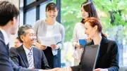 給与だけでは見えない「総合報酬」、ABCDE枠組みで職場を点検する方法