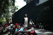 不法移民数万人が殺到したスペイン領セウタで、猛暑の中、未成年者数百人が4日間食事も与えられず放置されている