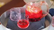 アイスティーが絶品フレーバーティーに！氷の代わりに冷凍フルーツを入れる裏ワザ