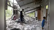 インドネシア東部地震、死者５３人に　負傷者１３５人