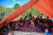 インドネシア東部地震、避難者1万3000人に 死者53人、支援遅れに不満の声