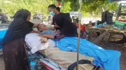 インドネシア地震、死者53人に　フロレス島で救助難航、負傷者135人