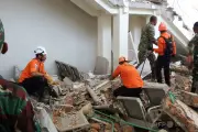 インドネシア東部地震の死者47人に、救助活動難航