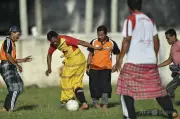 インドネシア聖職者団体、独立記念行事で男性の女性服着用を警告