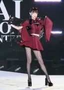 ゆりにゃ、真紅ドレスで関コレ登場 圧巻スタイルに称賛の声