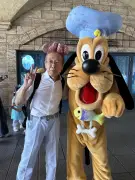 76歳投資家・桐谷さん、ディズニーでプルートと2ショット→名前間違いにツッコミ殺到