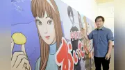 おいでん祭40周年、伊藤潤二さんイラスト看板がJR中津川駅前に設置