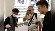 日本の眼鏡が訪日客に人気、処方箋不要と円安が追い風に　大阪で出店加速
