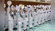 海自舞鶴教育隊で修業式、猛暑で「帽振れ」初の体育館実施